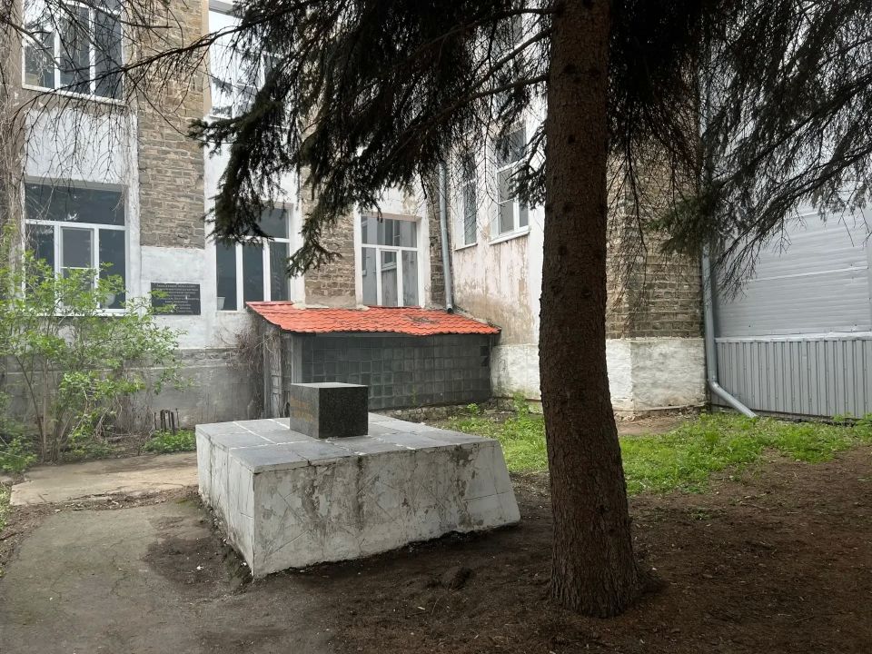 В городе Ровеньки прошёл субботник, посвящённый благоустройству места захоронения воинов Великой Отечественной войны, находящегося на территории городской больницы В городе Ровеньки прошёл субботник, посвящённый благоустройству места захоронения воинов Великой Отечественной войны, находящегося на территории городской больницы