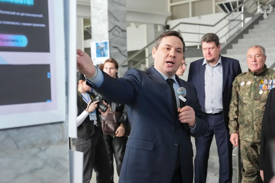 В ЛГУ им. В. Даля открылась фотодокументальная выставка «Первые среди звёзд» В ЛГУ им. В. Даля открылась фотодокументальная выставка «Первые среди звёзд»