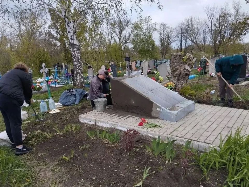 Сегодня на территории пгт Большекаменка ведутся работы по благоустройству памятника мемориальной доски на кладбище Сегодня на территории пгт Большекаменка ведутся работы по благоустройству памятника мемориальной доски на кладбище