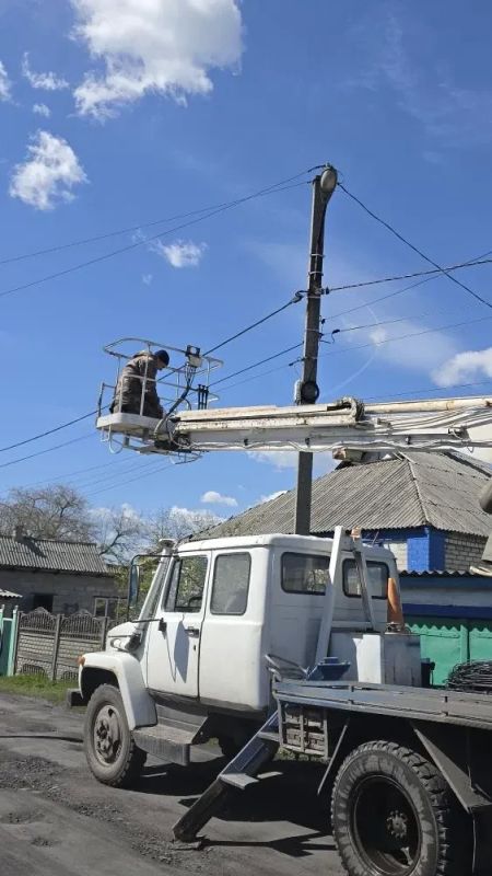 28.04.2026 в пгт Дзержинский подрядной организацией устранена аварийная ситуация - на трансформаторной подстанции, отвечающей за уличное освещение, выгорел автомат 28.04.2026 в пгт Дзержинский подрядной организацией устранена аварийная ситуация - на трансформаторной подстанции, отвечающей за уличное освещение, выгорел автомат