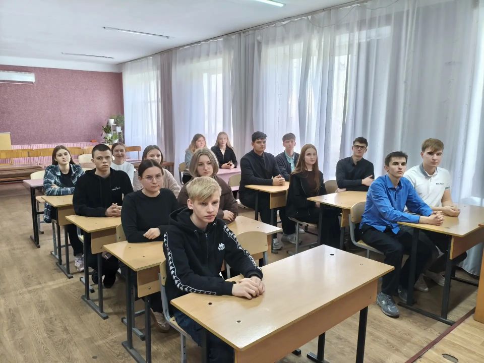 В Лутугинской школе №2 прошла лекция «Просто о выборах» ко Дню молодого избирателя В Лутугинской школе №2 прошла лекция «Просто о выборах» ко Дню молодого избирателя