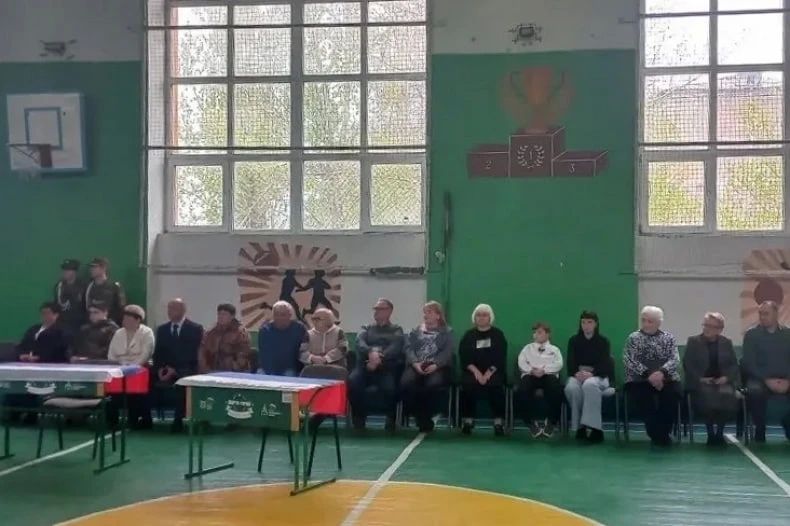 Свердловская средняя школа №9 в очередной раз присоединилась к Всероссийскому проекту «Парта Героя» Свердловская средняя школа №9 в очередной раз присоединилась к Всероссийскому проекту «Парта Героя»