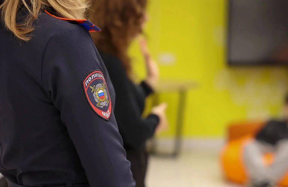 Сотрудники полиции ЛНР обсудили со студентами угрозы наркозависимости и вовлечения в преступную деятельность Сотрудники полиции ЛНР обсудили со студентами угрозы наркозависимости и вовлечения в преступную деятельность