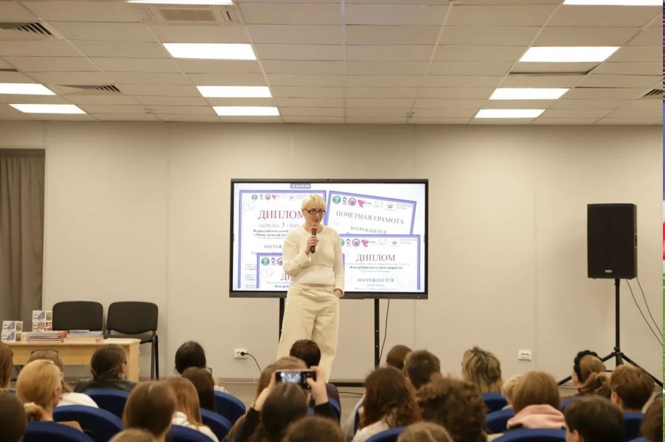 В Луганске прошла презентация Всероссийского семейного конкурса «Мама, почитай мне, а я нарисую» В Луганске прошла презентация Всероссийского семейного конкурса «Мама, почитай мне, а я нарисую»