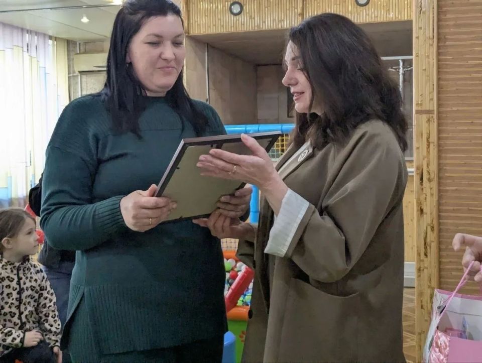 Сегодня во Дворце культуры им. Горького прошло чествование семьи Паляница Екатерины Владимировны Сегодня во Дворце культуры им. Горького прошло чествование семьи Паляница Екатерины Владимировны