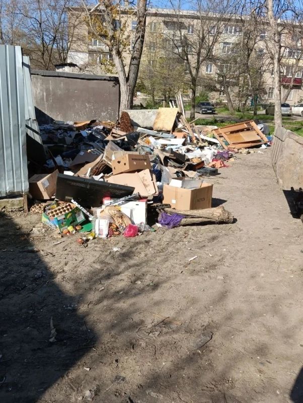 Работы по благоустройству и уборке городских территорий продолжаются Работы по благоустройству и уборке городских территорий продолжаются