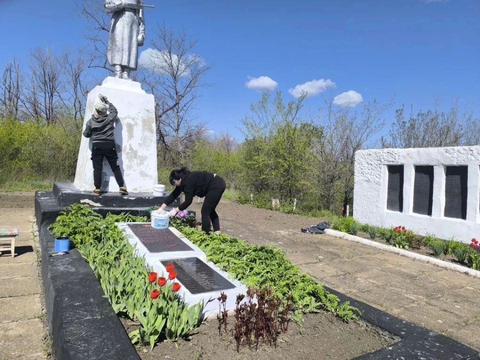 В поселке Урало-Кавказ провели работы по благоустройству памятного места В поселке Урало-Кавказ провели работы по благоустройству памятного места