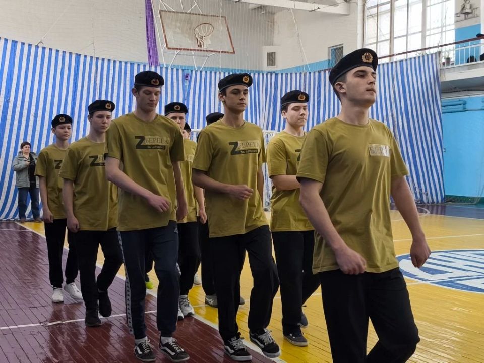 В стенах Кировской спортивной школы развернулись настоящие баталии – здесь состоялся муниципальный этап военно-патриотической игры «Зарница 2.0». Проект инициирован «Движением Первых» В стенах Кировской спортивной школы развернулись настоящие баталии – здесь состоялся муниципальный этап военно-патриотической игры «Зарница 2.0». Проект инициирован «Движением Первых»