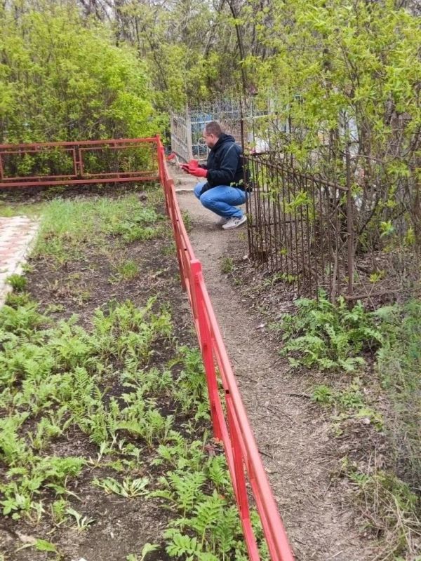В преддверии Дня Победы сотрудники Кировского участка ОП «Энергосбыт Луганск» провели субботник на территории Братской могилы Советских воинов, расположенной на городском кладбище по улице Семашко В преддверии Дня Победы сотрудники Кировского участка ОП «Энергосбыт Луганск» провели субботник на территории Братской могилы Советских воинов, расположенной на городском кладбище по улице Семашко