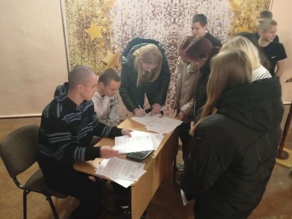 В Петровской школе Станично-Луганского района прошли лекция и деловая игра ко Дню молодого избирателя В Петровской школе Станично-Луганского района прошли лекция и деловая игра ко Дню молодого избирателя