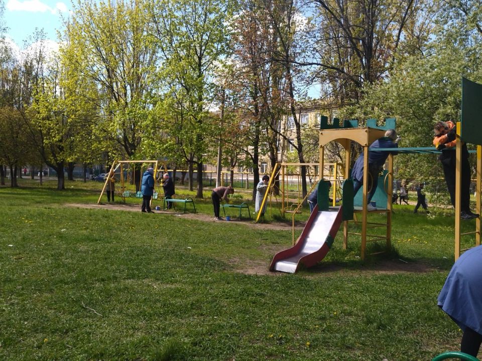В Суходольске продолжаются субботники, направленные на благоустройство общественных мест В Суходольске продолжаются субботники, направленные на благоустройство общественных мест