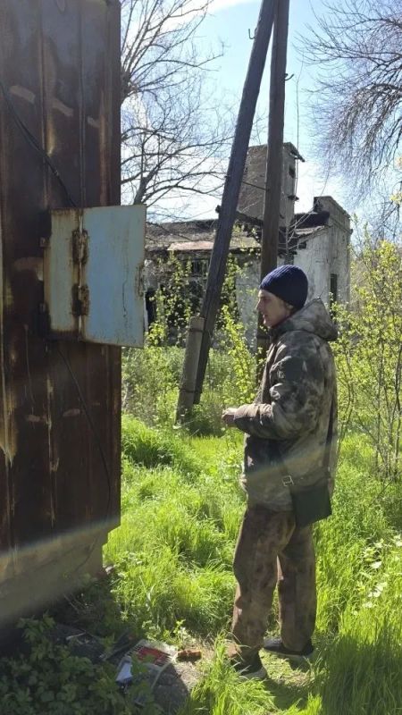 28.04.2026 в пгт Дзержинский подрядной организацией устранена аварийная ситуация - на трансформаторной подстанции, отвечающей за уличное освещение, выгорел автомат 28.04.2026 в пгт Дзержинский подрядной организацией устранена аварийная ситуация - на трансформаторной подстанции, отвечающей за уличное освещение, выгорел автомат