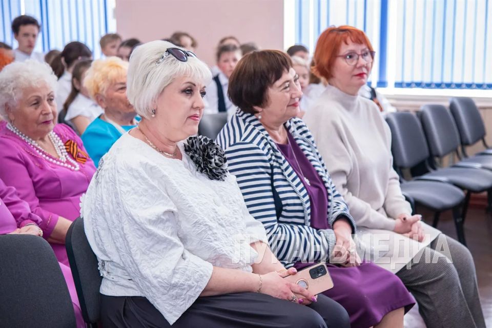 В Луганске слушатели Университета третьего возраста встретились со школьниками В Луганске слушатели Университета третьего возраста встретились со школьниками
