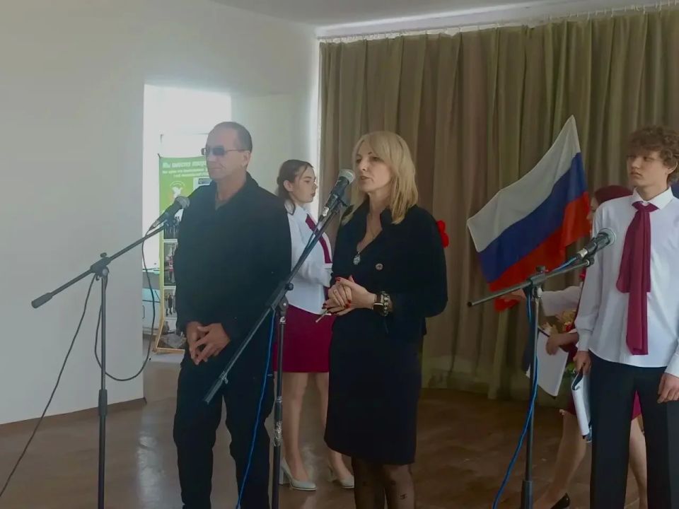 Сегодня принял участие в важном и трогательном событии в Новосветловском аграрном колледже – открытии «Парты Героя», посвящённой памяти выпускника колледжа Дмитрия Савенко, нашего земляка Сегодня принял участие в важном и трогательном событии в Новосветловском аграрном колледже – открытии «Парты Героя», посвящённой памяти выпускника колледжа Дмитрия Савенко, нашего земляка