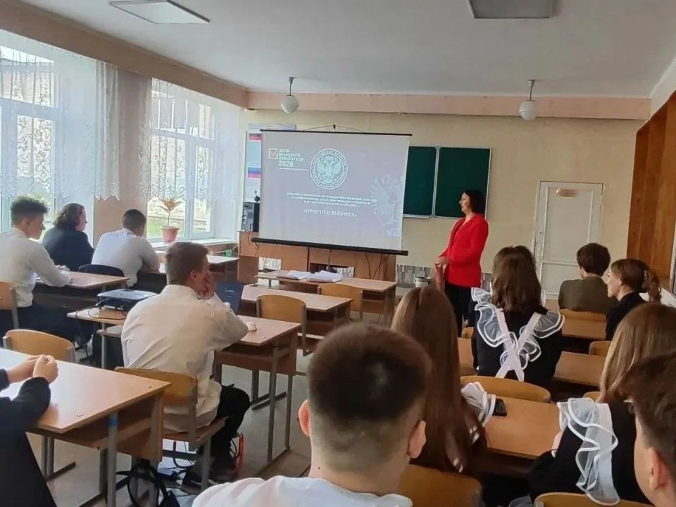 В Брянке старшеклассникам прочитали лекцию «Просто о выборах» В Брянке старшеклассникам прочитали лекцию «Просто о выборах»