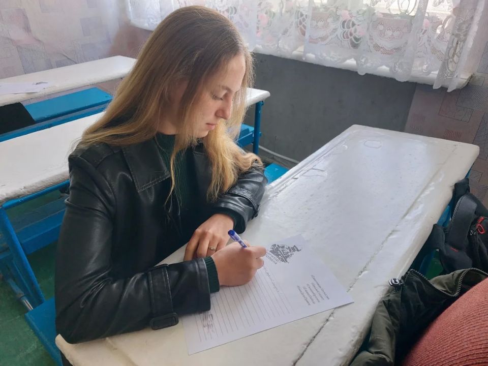 "Делюсь теплом СВОего сердца": студенты Славяносербского техникума написали письма солдатам "Делюсь теплом СВОего сердца": студенты Славяносербского техникума написали письма солдатам