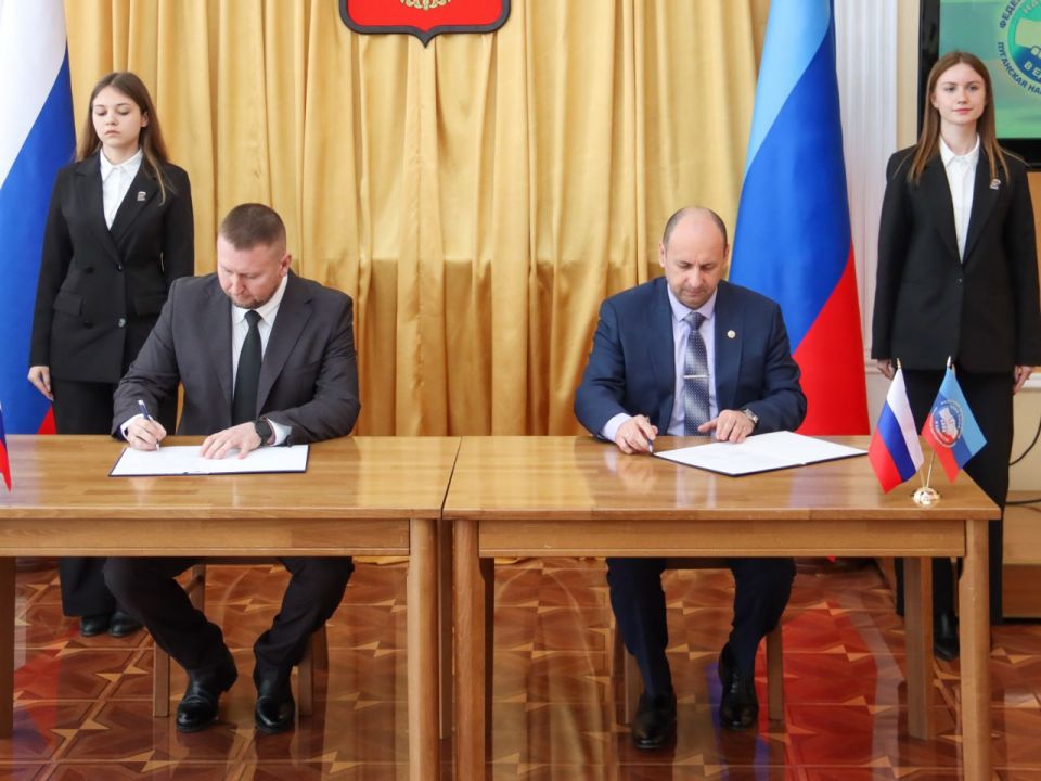 В ЛНР наградили тружеников накануне 1 Мая В ЛНР наградили тружеников накануне 1 Мая