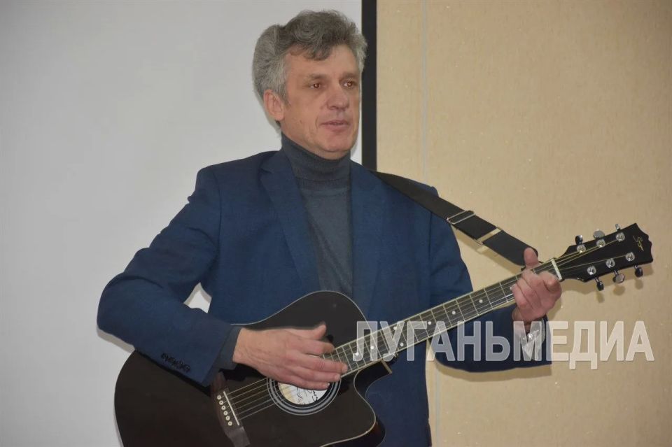 Передвижная выставка «Образ защитника Отечества в живописных произведениях» открылась в Стаханове Передвижная выставка «Образ защитника Отечества в живописных произведениях» открылась в Стаханове