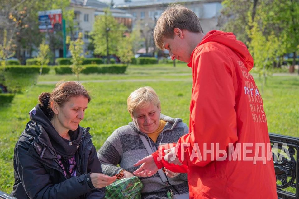 Юные луганчане приняли участие в акции «Георгиевская ленточка» Юные луганчане приняли участие в акции «Георгиевская ленточка»