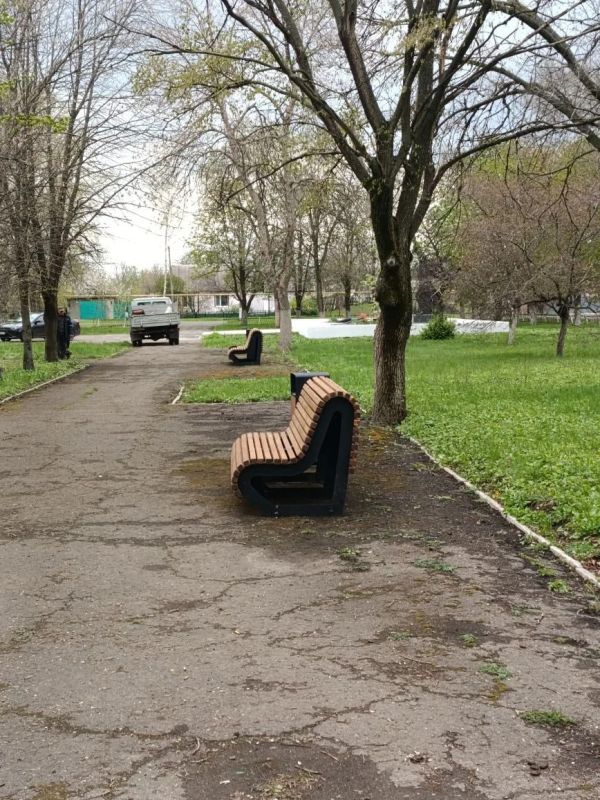 Наталия Жулинская: Новые лавочки и урны установили в скверах Алмазной и Ирмино Наталия Жулинская: Новые лавочки и урны установили в скверах Алмазной и Ирмино