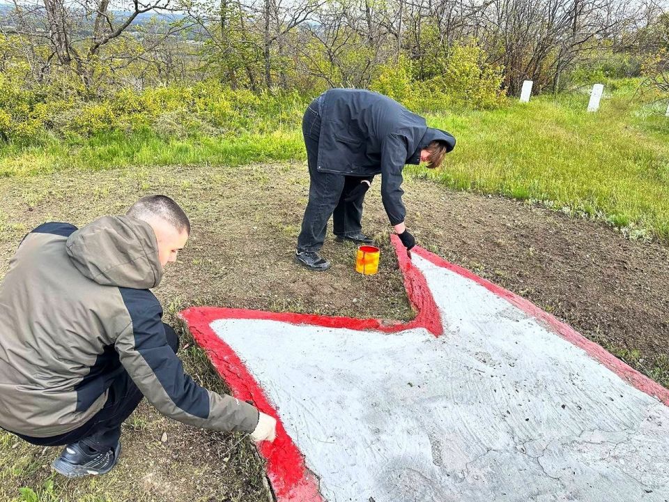 Вчера в преддверии празднования Дня Победы и в рамках Всероссийской недели субботников «Мы за чистоту» добровольцы ССО «Молодогвардеец» ЛугРО ВСКС и студенты Краснодонского факультета инженерии и менеджмента (филиал) ЛГУ им.... Вчера в преддверии празднования Дня Победы и в рамках Всероссийской недели субботников «Мы за чистоту» добровольцы ССО «Молодогвардеец» ЛугРО ВСКС и студенты Краснодонского факультета инженерии и менеджмента (филиал) ЛГУ им....