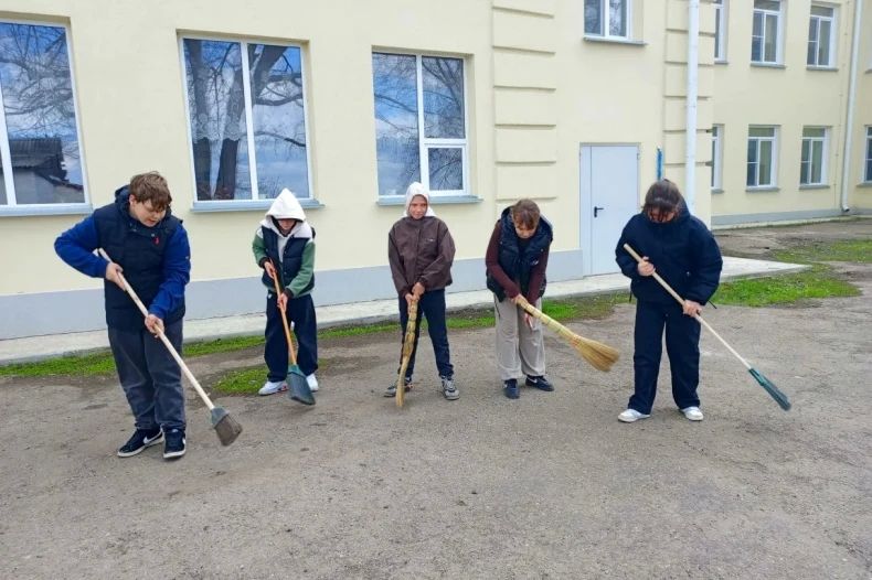 Комсомольский присоединился ко Всероссийской неделе субботников Комсомольский присоединился ко Всероссийской неделе субботников