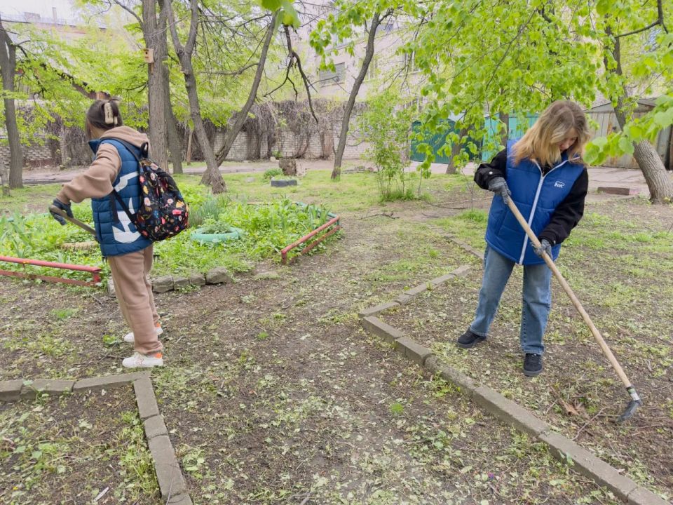 Луганские единороссы и волонтеры молодёжного центра «Юность» навели порядок во дворе многоквартирного дома Луганские единороссы и волонтеры молодёжного центра «Юность» навели порядок во дворе многоквартирного дома