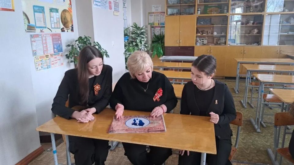 Сегодня на базе четырех общеобразовательных учреждений города Ровеньки состоялась квиз-игра под названием «Героический вклад ровенчан в емкое понятие Луганский Характер» Сегодня на базе четырех общеобразовательных учреждений города Ровеньки состоялась квиз-игра под названием «Героический вклад ровенчан в емкое понятие Луганский Характер»