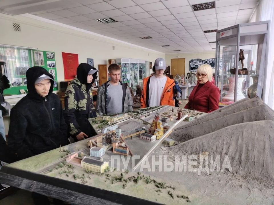 В Стаханове и Ирмино состоялась экскурсия в рамках проекта «Шахтерский код: Стаханов» В Стаханове и Ирмино состоялась экскурсия в рамках проекта «Шахтерский код: Стаханов»