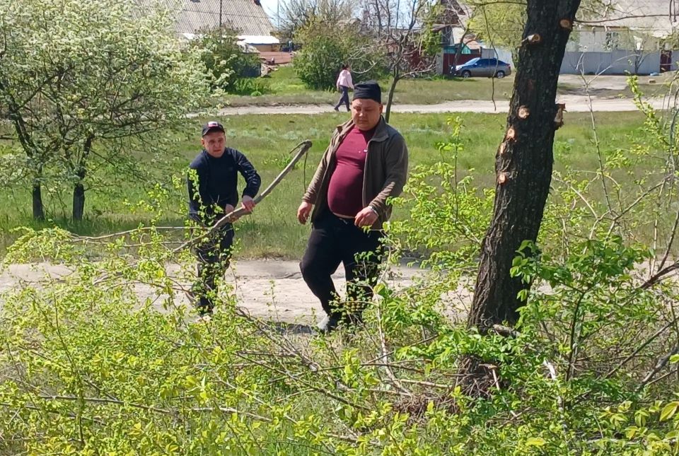29 апреля в пгт Изварино неравнодушные жители вышли на субботник по благоустройству родного посёлка 29 апреля в пгт Изварино неравнодушные жители вышли на субботник по благоустройству родного посёлка