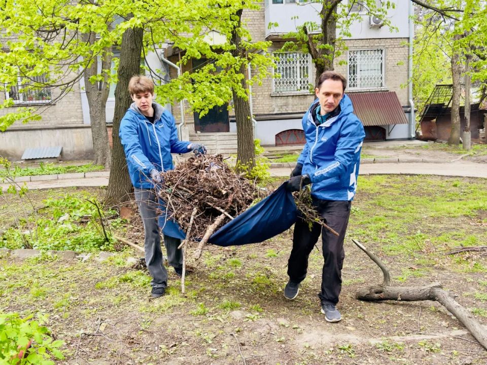 Луганские единороссы и волонтеры молодёжного центра «Юность» навели порядок во дворе многоквартирного дома Луганские единороссы и волонтеры молодёжного центра «Юность» навели порядок во дворе многоквартирного дома