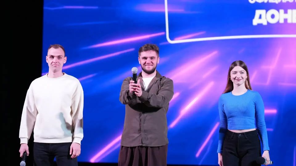 "Сборная Перевальска" стала победителем на фестивале Официальной Лиги КВН "Донбасс" "Сборная Перевальска" стала победителем на фестивале Официальной Лиги КВН "Донбасс"