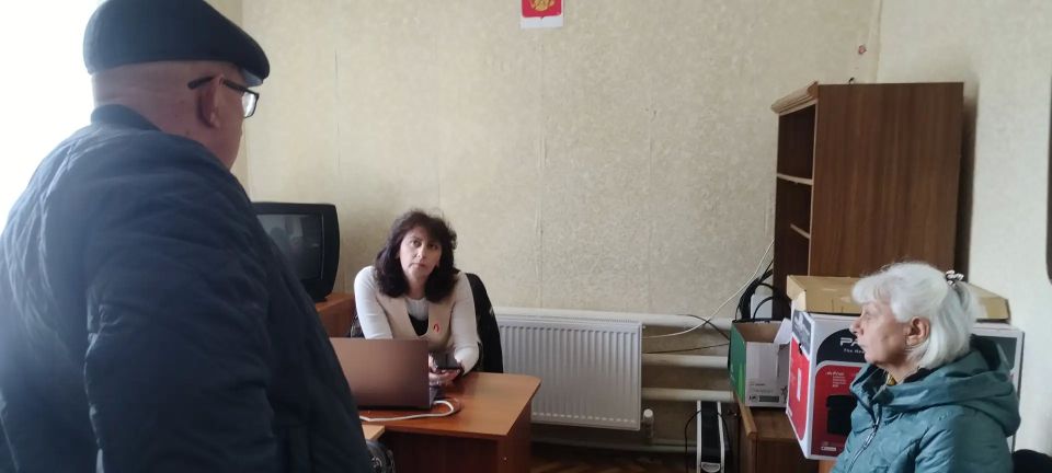 28.04.2026 г. в с.Красная Таловка состоялся выездной приём граждан специалистами ГБУ ЛНР "МФЦ" 28.04.2026 г. в с.Красная Таловка состоялся выездной приём граждан специалистами ГБУ ЛНР "МФЦ"