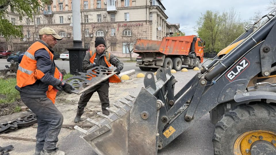 В Алчевске по народной программе Единой России благоустраивают бульвар и площадь на проспекте Ленина В Алчевске по народной программе Единой России благоустраивают бульвар и площадь на проспекте Ленина