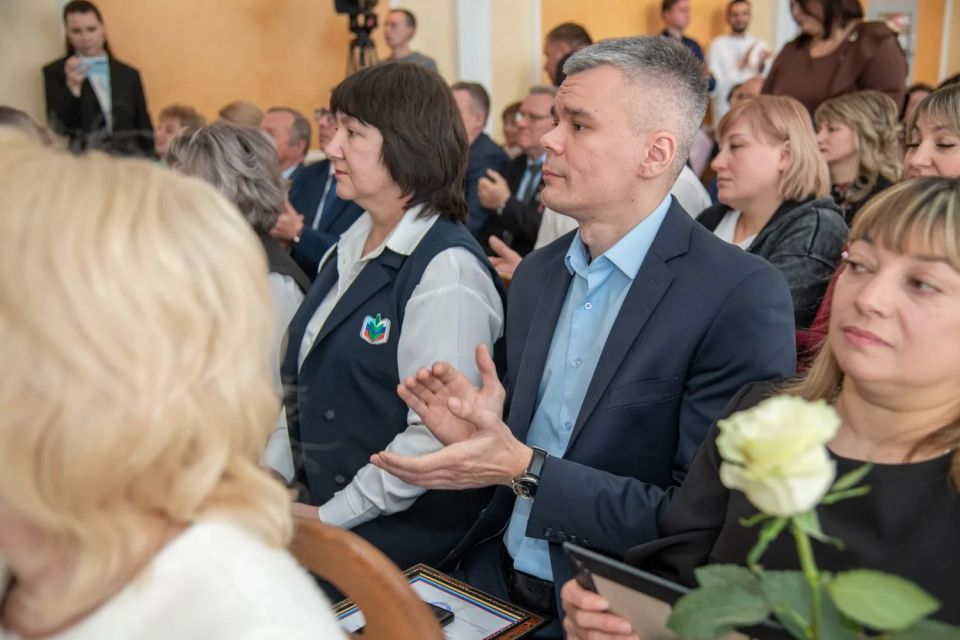 В Луганске наградили профсоюзных активистов к Празднику Весны и Труда В Луганске наградили профсоюзных активистов к Празднику Весны и Труда