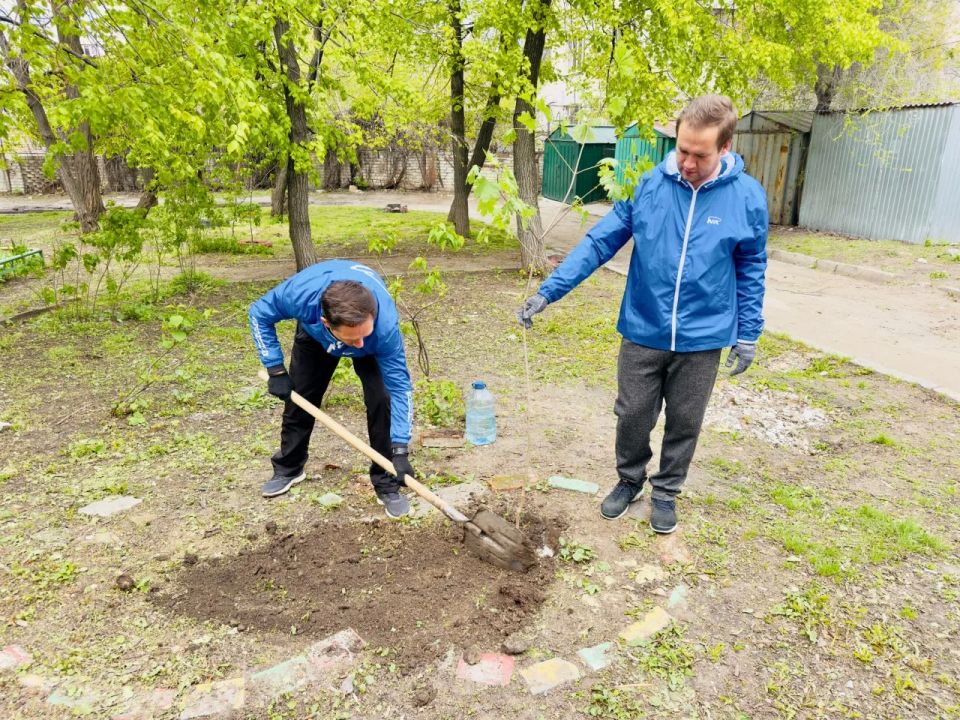 Луганские единороссы и волонтеры молодёжного центра «Юность» навели порядок во дворе многоквартирного дома Луганские единороссы и волонтеры молодёжного центра «Юность» навели порядок во дворе многоквартирного дома