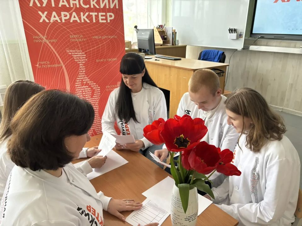 Сегодня на базе четырех общеобразовательных учреждений города Ровеньки состоялась квиз-игра под названием «Героический вклад ровенчан в емкое понятие Луганский Характер» Сегодня на базе четырех общеобразовательных учреждений города Ровеньки состоялась квиз-игра под названием «Героический вклад ровенчан в емкое понятие Луганский Характер»