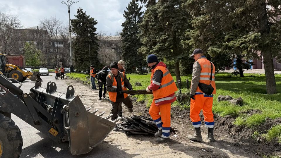 В Алчевске по народной программе Единой России благоустраивают бульвар и площадь на проспекте Ленина В Алчевске по народной программе Единой России благоустраивают бульвар и площадь на проспекте Ленина