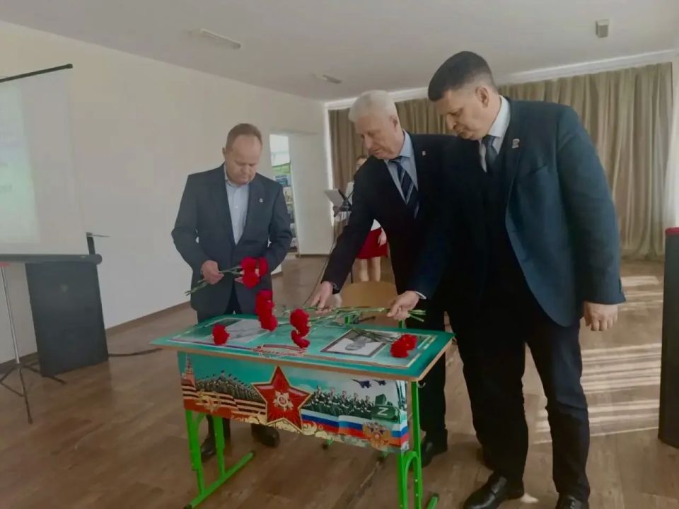 Сегодня принял участие в важном и трогательном событии в Новосветловском аграрном колледже – открытии «Парты Героя», посвящённой памяти выпускника колледжа Дмитрия Савенко, нашего земляка Сегодня принял участие в важном и трогательном событии в Новосветловском аграрном колледже – открытии «Парты Героя», посвящённой памяти выпускника колледжа Дмитрия Савенко, нашего земляка