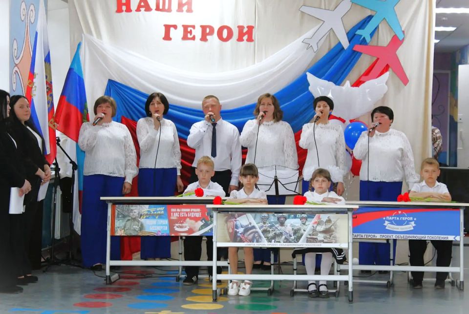 В Новолимаревской школе открыли три "Парты Героя" В Новолимаревской школе открыли три "Парты Героя"