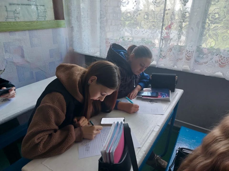 "Делюсь теплом СВОего сердца": студенты Славяносербского техникума написали письма солдатам "Делюсь теплом СВОего сердца": студенты Славяносербского техникума написали письма солдатам