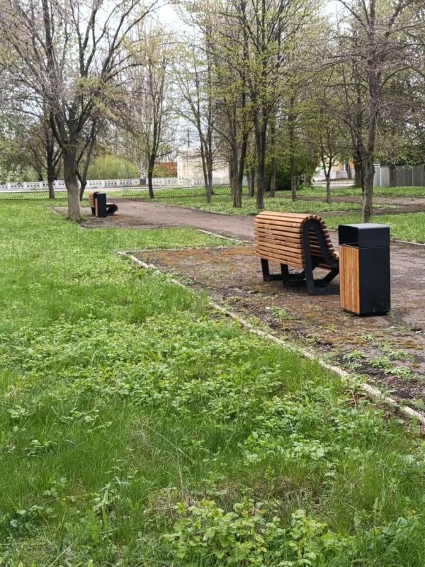 Наталия Жулинская: Новые лавочки и урны установили в скверах Алмазной и Ирмино Наталия Жулинская: Новые лавочки и урны установили в скверах Алмазной и Ирмино