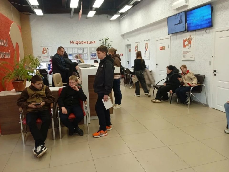 Специалисты ТО ГКУ «Республиканский центр занятости населения ЛНР» в Беловодском районе организовали для обучающихся 8 класса Новодеркульской средней школы имени А. В. Пастухова профтур в Беловодское отделение МФЦ Специалисты ТО ГКУ «Республиканский центр занятости населения ЛНР» в Беловодском районе организовали для обучающихся 8 класса Новодеркульской средней школы имени А. В. Пастухова профтур в Беловодское отделение МФЦ