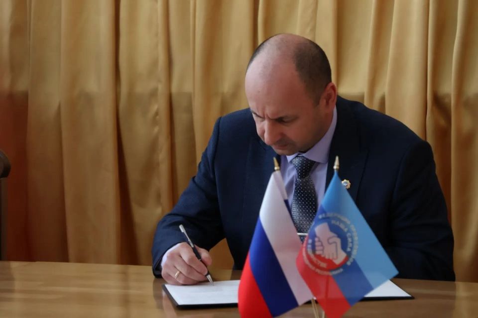 Олег Коваль: Луганское региональное отделение партии «Единая Россия» и Союз организаций профсоюзов «Федерация профессиональных союзов Луганской Народной Республики» 29 апреля заключили соглашение о сотрудничестве Олег Коваль: Луганское региональное отделение партии «Единая Россия» и Союз организаций профсоюзов «Федерация профессиональных союзов Луганской Народной Республики» 29 апреля заключили соглашение о сотрудничестве
