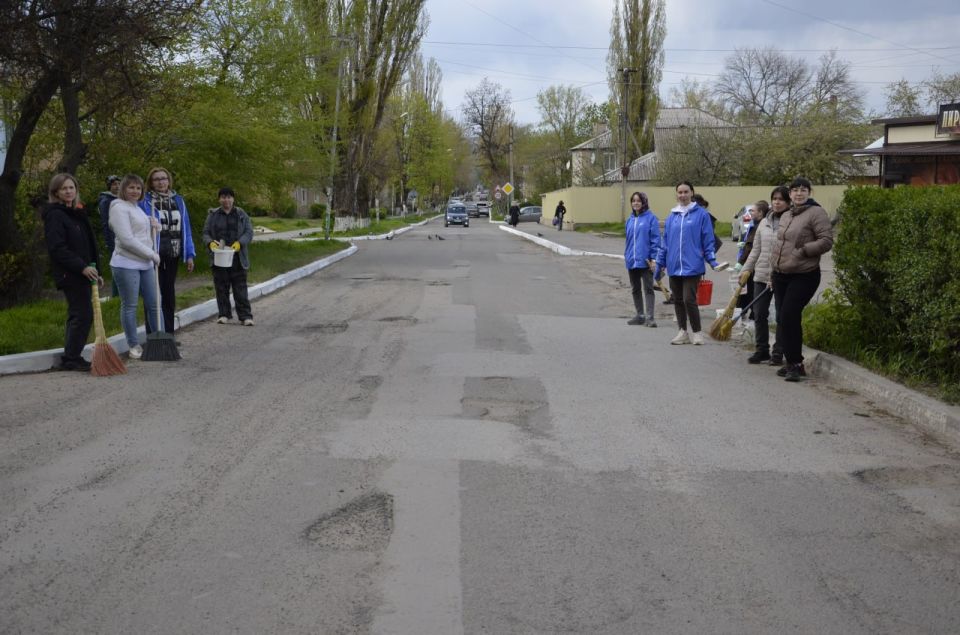В Лутугино продолжается наведение порядка: активисты «Единой России» провели субботник на одной из городских улиц В Лутугино продолжается наведение порядка: активисты «Единой России» провели субботник на одной из городских улиц