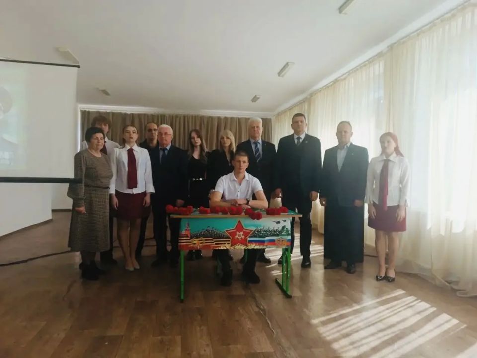 Сегодня принял участие в важном и трогательном событии в Новосветловском аграрном колледже – открытии «Парты Героя», посвящённой памяти выпускника колледжа Дмитрия Савенко, нашего земляка Сегодня принял участие в важном и трогательном событии в Новосветловском аграрном колледже – открытии «Парты Героя», посвящённой памяти выпускника колледжа Дмитрия Савенко, нашего земляка