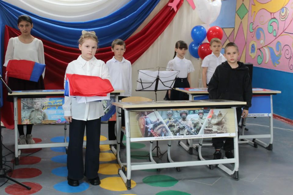 Сегодня в ГБОУ ЛНР «Новолимаревская СШ» произошло знаменательное событие – торжественное открытие «Парты Героя», посвященных выпускникам этой школы, участникам СВО, геройски погибшем в ходе ее проведения: Малаеву Евгению... Сегодня в ГБОУ ЛНР «Новолимаревская СШ» произошло знаменательное событие – торжественное открытие «Парты Героя», посвященных выпускникам этой школы, участникам СВО, геройски погибшем в ходе ее проведения: Малаеву Евгению...