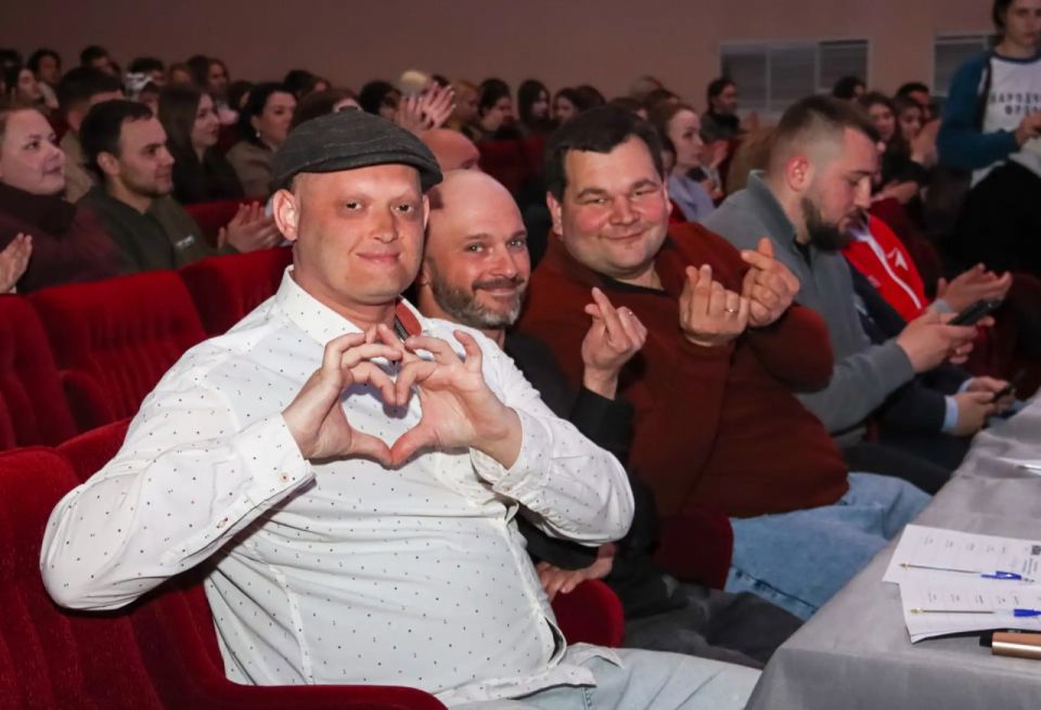 Первый сезон центральной лиги КВН «Донбасс» прошел в Луганске, в фестивале приняли участие 11 коллективов из Луганска, Алчевска, Перевальска, Селезневки и Донецка, победителем стала команда «Сборная Перевальска» Первый сезон центральной лиги КВН «Донбасс» прошел в Луганске, в фестивале приняли участие 11 коллективов из Луганска, Алчевска, Перевальска, Селезневки и Донецка, победителем стала команда «Сборная Перевальска»