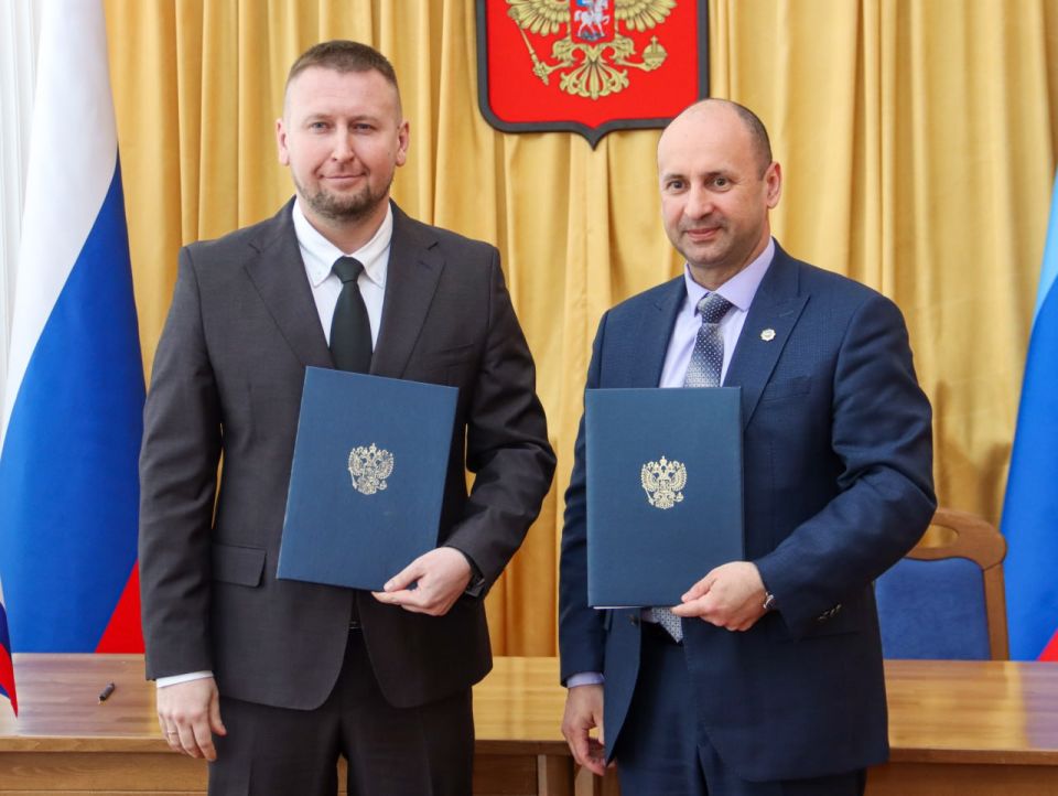 В ЛНР наградили тружеников накануне 1 Мая В ЛНР наградили тружеников накануне 1 Мая