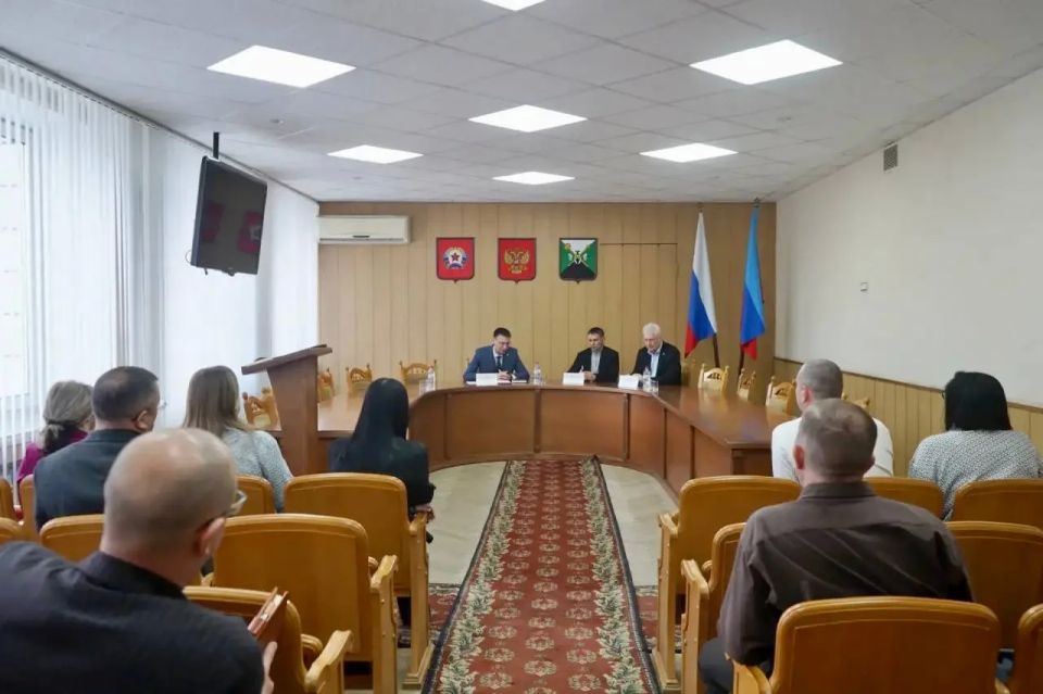 Константин Роговенко провел рабочую встречу с главами Краснодонского и Свердловского м.о Константин Роговенко провел рабочую встречу с главами Краснодонского и Свердловского м.о